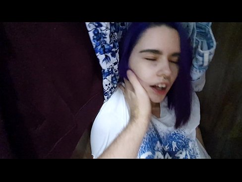 ❤️ Loaʻa i koʻu kaikuahine i loko o ke keʻena kīʻaha a kōkua iā ia e ʻimi Fuck video ia makou ☑